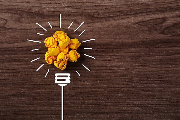 포토 JPG 해외이미지 아이디어 실내 사람없음 빛 오브젝트 전구모양 종이뭉치 나무배경 해외포토 모양 종이 백그라운드 컨셉 전구 내부 뭉치 파일형식 이미지허브