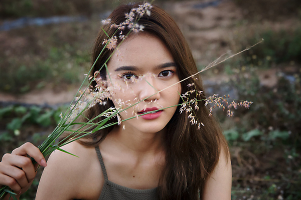 포토 JPG 해외이미지 주간 여자 자연 한명 초원 상반신 성인 야외 감성 성인여자한명만 해외포토 자연요소 1 컨셉 사람 생태계 여자한명만 성인여자만 파일형식 이미지허브