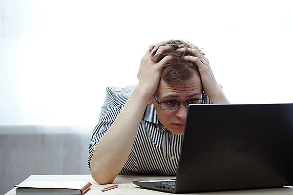 포토 JPG 해외이미지 학생 교육 과학 비즈니스 통신 한명 사람 노트북 컴퓨터 사무실 멀리 온라인 해외포토 1 전자제품 파일형식 이미지허브