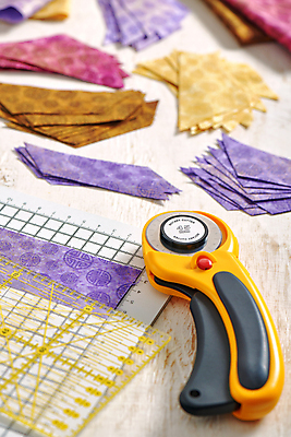 포토 JPG 해외이미지 조각 패턴 장신구 부분 자 취미 사람없음 쌓기 매트 공구 직물 면 칼날 바느질 자르기 묘사 오브젝트 질감 날카로움 롤러 흙더미 수공예 커터 퀼트 핸드메이드 해외포토 무늬 모션 문구용품 흙 도구 공예 파일형식 더미 이미지허브