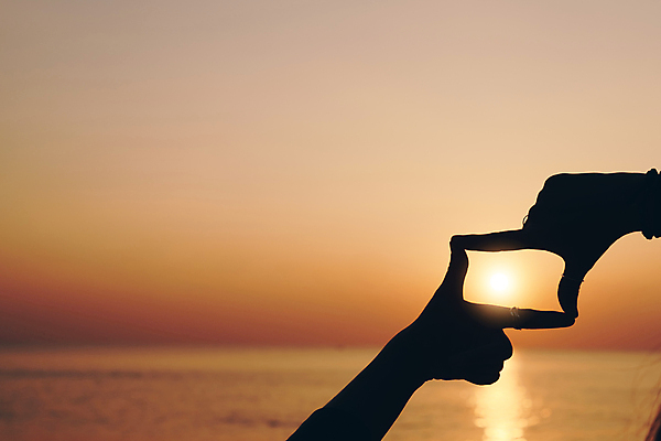 포토 JPG 해외이미지 손 실루엣 하늘 사각프레임 손짓 야외 신체부위 햇빛 일몰 야간 해외포토 자연요소 모션 프레임 촬영기법 사람 태양 노을 사각형 파일형식 이미지허브