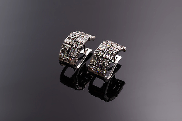 포토 JPG 해외이미지 얼굴 백그라운드 목걸이 팔찌 선물 사람없음 장식 빛 반짝임 노란색 파티 유행 상점 금속 귀걸이 축제 어둠 추위 흰색 축하 반지 쌍 황금 우아함 은색 가죽 보석 소중 스마트 정사각형 광택 목 가넷 매각 백금 팬던트 스타일 해외포토 도형 컬러 컨셉 장신구 모션 재질 이벤트 신체부위 광석 파일형식 이미지허브