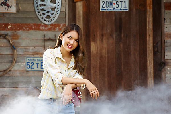 포토 JPG 해외이미지 주간 여자 한명 상반신 성인 야외 기타 오두막 감성 카우보이복장 성인여자한명만 해외포토 자연요소 1 옷 컨셉 현악기 사람 여자한명만 성인여자만 파일형식 이미지허브