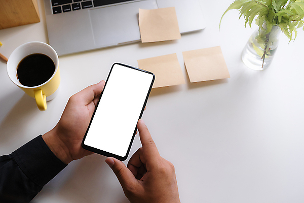 포토 JPG 해외이미지 손 커피 들기 신체부위 노트북 스마트폰 하이앵글 스크린 포스트잇 목업 해외포토 음료 뷰포인트 모션 사람 전자제품 핸드폰 스마트기기 메모지 파일형식 이미지허브