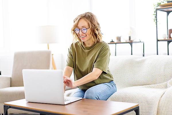 포토 JPG 해외이미지 백인 라이프스타일 여자 감정 안경 거실 비즈니스 탁자 거리 주택 실내 한명 앉기 성인 내부 노트북 스터디 소파 작업 비즈니스우먼 연결 무선전화기 성인여자한명만 해외포토 서양인 1 잡화 가구 의자 모션 사람 건물 생활 전자제품 학습 직장인 전화기 여자한명만 성인여자만 파일형식 이미지허브