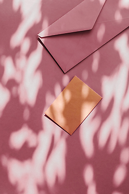 포토 JPG 해외이미지 종이 편지봉투 그림자 사람없음 햇빛 그늘 감성 연분홍색 카피스페이스 해외포토 분홍색 컨셉 봉투 태양 공백 편지 파일형식 이미지허브