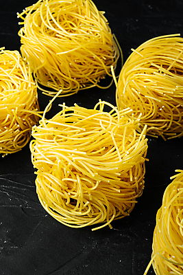 포토 JPG 해외이미지 식재료 검은배경 실내 사람없음 여러개 일렬 파스타면 해외포토 다수 백그라운드 파스타 내부 검은색 면류 파일형식 이미지허브