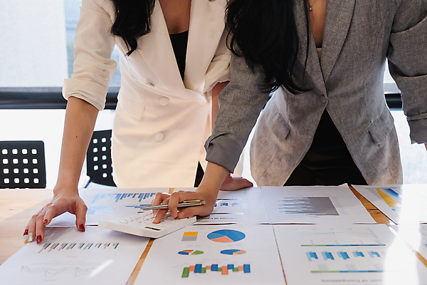 포토 JPG 해외이미지 여자 비즈니스 그래프 상반신 성인 두명 앞모습 사무실 계산기 업무 비즈니스우먼 책상 문서 성인여자만 해외포토 뷰포인트 가구 문구용품 사람 장비 작업 직장인 여자만 성인만 파일형식 이미지허브