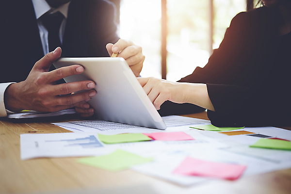 포토 JPG 해외이미지 여자 남자 비즈니스 상반신 성인 두명 앞모습 옆모습 태블릿 사무실 가리킴 업무 문서 성인만 해외포토 뷰포인트 사람 손짓 전자제품 스마트기기 작업 파일형식 이미지허브