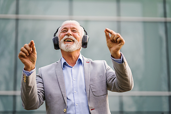 포토 JPG 해외이미지 노년 남자 음악 휴식 한명 미소 사람 정장 취미 야외 실버라이프 헤드폰 듣기 비즈니스맨 60대 경영자 노인남자한명만 해외포토 1 라이프스타일 옷 음향기기 컨셉 비즈니스 모션 문화예술 표정 성인 직장인 리더 남자한명만 노인남자만 파일형식 이미지허브