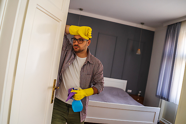 포토 JPG 해외이미지 직업 응시 남자 가구 아파트 주택 실내 피곤 한명 성인 내부 방 작업 청소 집중 서비스 닦기 청소부 대걸레 해외포토 1 시선 생활용품 컨셉 모션 사람 건물 청소도구 파일형식 이미지허브