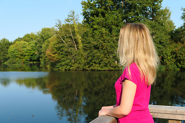 포토 JPG 해외이미지 백인 라이프스타일 응시 공원 여자 호수 분홍색 여행 포즈 자연 하늘 휴가 휴식 한명 서기 사람 성인 야외 물 강 치마 금발 뷰티 여행객 자유 고독 명상 혼자 해외포토 자연요소 서양인 1 헤어스타일 시선 공공시설 감정 컬러 컨셉 모션 하의 생활 생태계 파일형식 이미지허브
