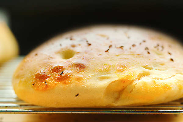 포토 JPG 해외이미지 음식 빵 다이어트 탁자 요리 사람없음 목재 장식 가로 갈색 우주 식사 껍질 시골 신선 황금 플랫 맛 낟알 자르기 시리얼 굽기 냅킨 반죽 서빙 머리위 레시피 채식주의자 탄수화물 페스츄리 피타 핸드메이드 해외포토 나무 컬러 가구 컨셉 재료 모션 건강 구이 채식 파일형식 이미지허브