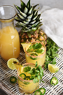 포토 JPG 해외이미지 잔 사람없음 하이앵글 칵테일 과실주 파인애플 라임 브랜디 할라피뇨 해외포토 식기 뷰포인트 과일 고추 주류 열대과일 파일형식 이미지허브