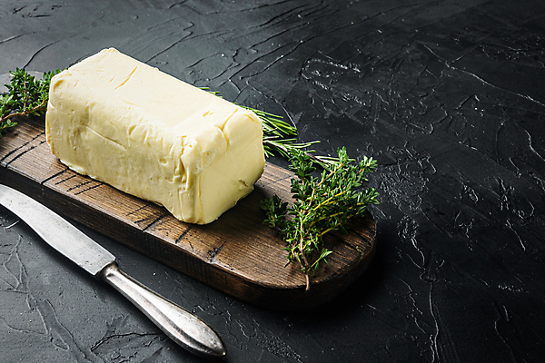 포토 JPG 해외이미지 식재료 검은배경 실내 사람없음 허브 버터 나무도마 해외포토 식물 백그라운드 도마 내부 목재 검은색 파일형식 이미지허브