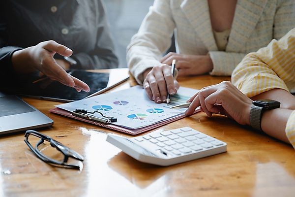 포토 JPG 해외이미지 여자 남자 안경 비즈니스 회의 들기 상반신 성인 앞모습 세명 사무실 펜 계산기 가리킴 업무 문서 성인만 해외포토 잡화 뷰포인트 모션 문구용품 사람 손짓 필기구 장비 작업 파일형식 이미지허브