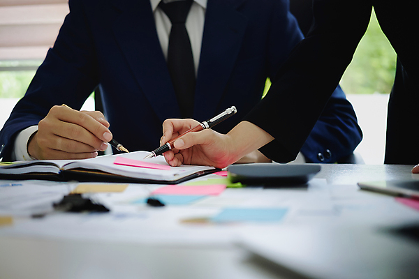 포토 JPG 해외이미지 여자 남자 비즈니스 들기 상반신 성인 두명 앞모습 사무실 펜 다이어리 가리킴 업무 소프트포커스 문서 성인만 해외포토 뷰포인트 모션 촬영기법 사람 손짓 필기구 사무용품 작업 파일형식 이미지허브