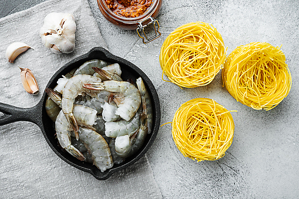 포토 JPG 해외이미지 식재료 회색배경 새우 실내 사람없음 하이앵글 통마늘 파스타면 생새우 해외포토 뷰포인트 백그라운드 어패류 파스타 마늘 갑각류 내부 회색 면류 파일형식 이미지허브