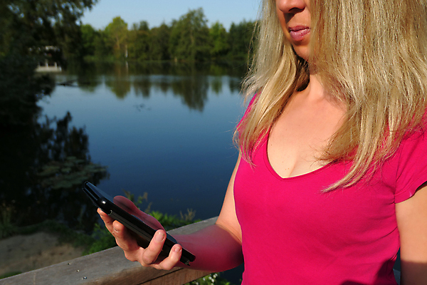 포토 JPG 해외이미지 라이프스타일 손 응시 인터넷 데이트 비즈니스 통신 모바일 한명 스마트폰 핸드폰 쇼핑 독서 관찰 네트워크 메시지 어플리케이션 결합 무선전화기 검색 상담 나눔 온라인 전자상거래 문자메시지 셀프 소셜 셀룰러 해외포토 1 시선 모션 사람 생활 신체부위 전자제품 스마트기기 전화기 파일형식 이미지허브