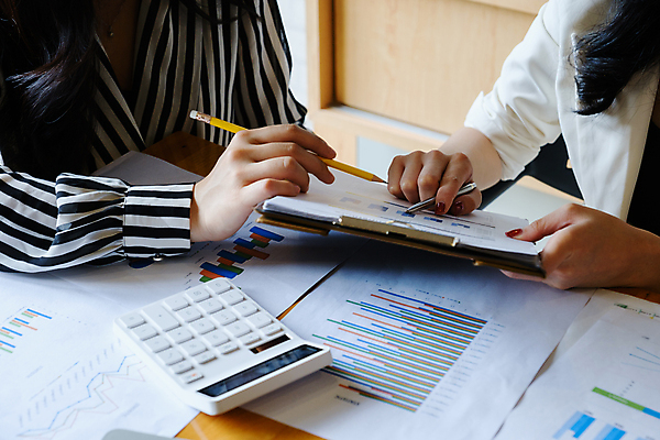 포토 JPG 해외이미지 여자 비즈니스 들기 상반신 성인 두명 앞모습 사무실 펜 계산기 업무 책상 문서 서류판 성인여자만 해외포토 뷰포인트 가구 모션 문구용품 사람 필기구 사무용품 장비 작업 여자만 성인만 파일형식 이미지허브