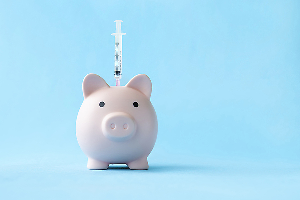 포토 JPG 해외이미지 실내 주사기 사람없음 금융 경제 돼지저금통 파란배경 접종 해외포토 백그라운드 의학 의료기기 내부 파란색 저금통 파일형식 이미지허브