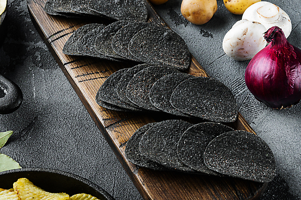 포토 JPG 해외이미지 회색배경 실내 사람없음 검은색 일렬 감자칩 나무도마 해외포토 컬러 백그라운드 도마 내부 목재 과자 회색 칩_음식 파일형식 이미지허브