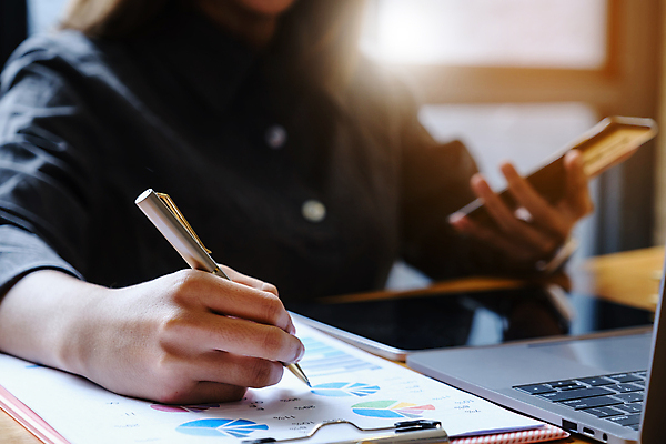 포토 JPG 해외이미지 여자 비즈니스 한명 들기 상반신 성인 앞모습 스마트폰 사무실 펜 기록 업무 서류판 성인여자한명만 해외포토 1 뷰포인트 모션 사람 핸드폰 스마트기기 필기구 사무용품 작업 여자한명만 성인여자만 파일형식 이미지허브