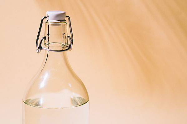 포토 JPG 해외이미지 유리병 사람없음 물 투명 베이지색배경 해외포토 자연요소 백그라운드 병_용기 베이지색 파일형식 이미지허브