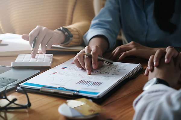 포토 JPG 해외이미지 손 여자 남자 비즈니스 회의 들기 성인 두명 앞모습 신체부위 사무실 펜 계산기 가리킴 업무 문서 서류판 성인만 해외포토 뷰포인트 모션 문구용품 사람 손짓 필기구 사무용품 장비 작업 파일형식 이미지허브