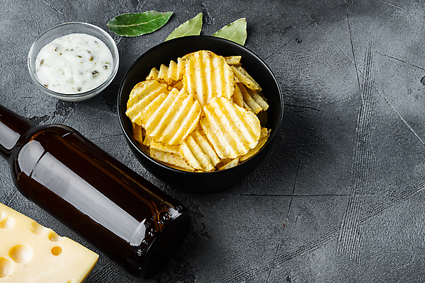 포토 JPG 해외이미지 회색배경 실내 사람없음 맥주병 감자칩 해외포토 백그라운드 술병 맥주 내부 과자 회색 칩_음식 파일형식 이미지허브