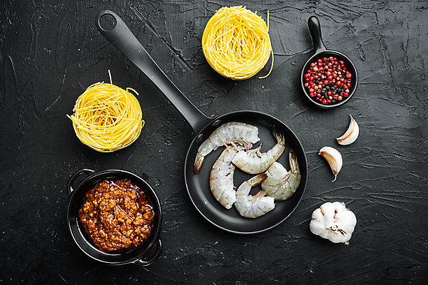 포토 JPG 해외이미지 식재료 검은배경 새우 실내 마늘 사람없음 하이앵글 통후추 파스타면 생새우 해외포토 뷰포인트 백그라운드 채소 어패류 파스타 갑각류 내부 검은색 면류 후추 파일형식 이미지허브