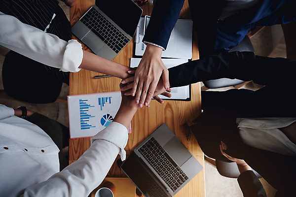 포토 JPG 해외이미지 손 여자 남자 비즈니스 협력 함께함 여러명 상반신 성인 신체부위 하이앵글 사무실 업무 손모으기 성인만 해외포토 뷰포인트 다수 컨셉 사람 손짓 작업 파일형식 이미지허브