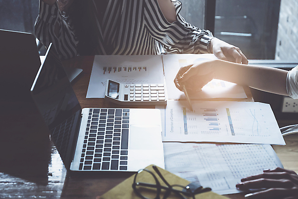 포토 JPG 해외이미지 손 여자 비즈니스 한명 들기 상반신 성인 앞모습 신체부위 노트북 사무실 계산기 업무 비즈니스우먼 책상 문서 성인여자한명만 해외포토 1 뷰포인트 가구 모션 문구용품 사람 전자제품 장비 작업 직장인 여자한명만 성인여자만 파일형식 이미지허브