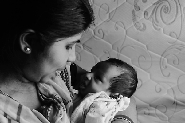 포토 JPG 해외이미지 라이프스타일 응시 여자 딸 행복 아들 백그라운드 엄마 아침 함께함 흑백 표정 한명 미소 두명 임신 자녀 신생아 잡기 결합 작음 코 걸음마 천진난만 해외포토 주간 1 시선 감정 컨셉 가족 모션 촬영기법 사람 생활 신체부위 아기 크기 파일형식 이미지허브