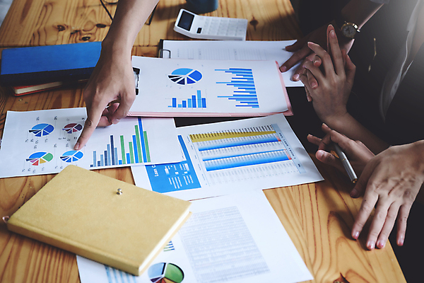 포토 JPG 해외이미지 손 비즈니스 그래프 들기 신체부위 사무실 펜 가리킴 업무 문서 해외포토 모션 사람 손짓 필기구 작업 파일형식 이미지허브