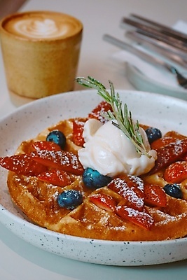 포토 JPG 해외이미지 접시 커피 음식 빵 백그라운드 다이어트 채소 과일 유리 탁자 아이스크림 디저트 건강 육류 요리 미술 사람없음 목재 빨간색 갈색 식사 저녁식사 튀김 흰색 신선 뜨거움 달콤 맛 코코넛 와플 점심식사 해외포토 나무 식기 음료 컬러 가구 컨셉 식재료 재료 재질 문화예술 파일형식 이미지허브