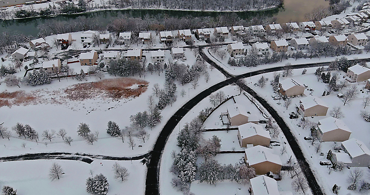 포토 JPG 해외이미지 계절 도로 캐나다 겨울 거리 주택 안테나 파노라마 풍경 사람없음 미국 추위 흰색 시골 도시 서리 타운 이웃 개발 조감도 폭설 눈내림 해외포토 길 컬러 북아메리카 통신 교통시설 눈_날씨 촬영기법 건물 자연재해 파일형식 이미지허브