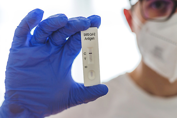 포토 JPG 해외이미지 남자 안경 실내 마스크 한명 들기 상반신 성인 의사 흰배경 음성 자가진단 성인남자한명만 안경낌 코로나바이러스 감염예방 진단키트 델타변이바이러스 오미크론 해외포토 1 잡화 백그라운드 의학 모션 사람 내부 의료진 흰색 바이러스 사회이슈 예방 감염 남자한명만 성인남자만 파일형식 이미지허브