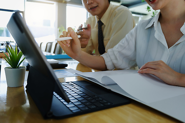 포토 JPG 해외이미지 여자 남자 비즈니스 들기 상반신 성인 두명 앞모습 옆모습 태블릿 사무실 가리킴 업무 문서 성인만 태블릿펜 해외포토 뷰포인트 모션 사람 손짓 전자제품 스마트기기 펜 작업 파일형식 이미지허브