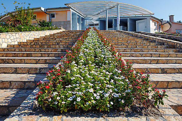 포토 JPG 해외이미지 공원 꽃 건축양식 휴가 사람없음 야외 계단 봄 도시 크로아티아 변기통 해외포토 식물 계절 공공시설 건축 유럽 파일형식 이미지허브