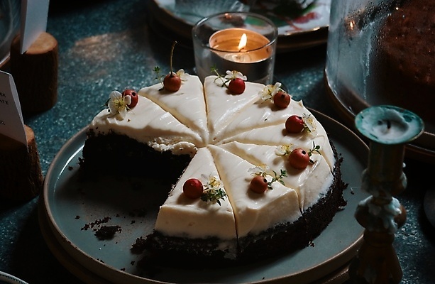 포토 JPG 해외이미지 접시 음식 조각 백그라운드 탁자 디저트 건강 사람없음 목재 장식 빛 갈색 케이크 초콜릿 검은색 식사 저녁식사 빵집 흰색 신선 체리 달콤 맛 아침식사 설탕 먹기 크림 페스츄리 핸드메이드 해외포토 나무 식기 빵 컬러 가구 컨셉 과일 재료 모션 상점 파일형식 이미지허브