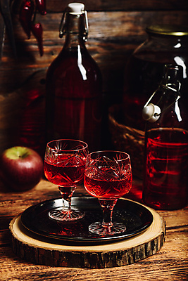 포토 JPG 해외이미지 잔 사람없음 아웃포커스 어둠 알코올 칵테일 나무배경 해외포토 식기 백그라운드 주류 촬영기법 파일형식 이미지허브