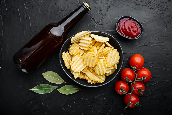 포토 JPG 해외이미지 방울토마토 검은배경 실내 사람없음 케첩 맥주병 감자칩 월계수 해외포토 백그라운드 토마토 술병 맥주 내부 과자 검은색 소스_음식 칩_음식 파일형식 이미지허브