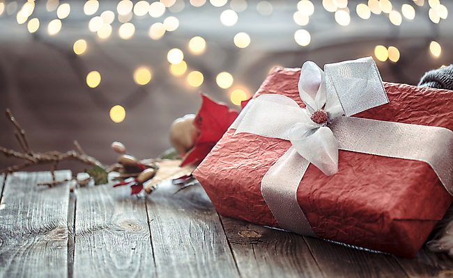 포토 JPG 해외이미지 겨울 조명 실내 크리스마스선물 사람없음 아웃포커스 선물상자 나뭇가지 오브젝트 보케 감성 나무탁자 해외포토 나무 계절 컨셉 크리스마스 탁자 촬영기법 선물 내부 상자 파일형식 이미지허브