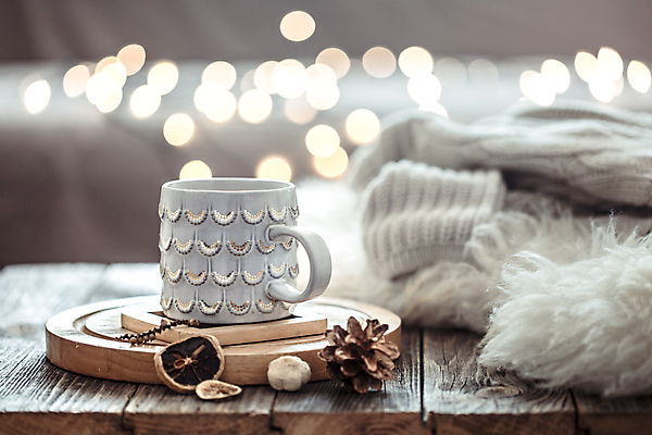 포토 JPG 해외이미지 겨울 실내 사람없음 아웃포커스 머그컵 스웨터 컵받침 오브젝트 보케 솔방울 감성 건과일 빛망울 해외포토 계절 컨셉 상의 과일 건조 촬영기법 내부 컵 빛 받침대 파일형식 이미지허브