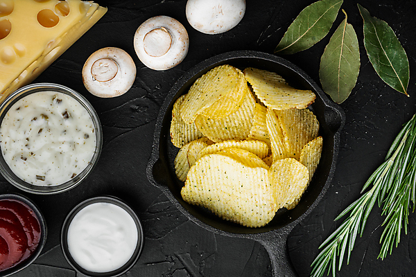 포토 JPG 해외이미지 검은배경 실내 사람없음 하이앵글 양송이 로즈메리 감자칩 월계수 크림소스 해외포토 뷰포인트 백그라운드 내부 과자 검은색 버섯 소스_음식 칩_음식 허브 파일형식 이미지허브