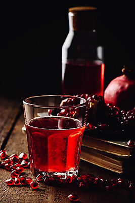 포토 JPG 해외이미지 검은배경 잔 사람없음 아웃포커스 석류 석류알 해외포토 식기 백그라운드 과일 촬영기법 검은색 파일형식 이미지허브