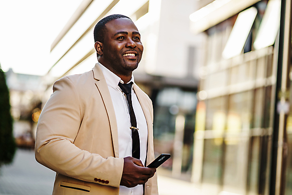 포토 JPG 해외이미지 직업 응시 남자 행복 회사 비즈니스 성공 거리 한명 미소 인종 정장 20대 성인 야외 건물 스마트폰 핸드폰 검은색 타이핑 잡기 도시 직장인 비즈니스맨 메시지 전문직 경영자 카피스페이스 해외포토 1 건축물 시선 옷 감정 컬러 컨셉 모션 표정 사람 청년 전자제품 스마트기기 공백 리더 파일형식 이미지허브