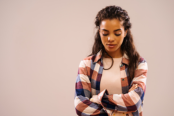 포토 JPG 해외이미지 스튜디오촬영 옷 여자 흑인 셔츠 생각 갈색머리 한명 사람 인종 성인 팔짱 검은색 슬픔 좌절 고독 고민 불만 배려 심각 우울증 카피스페이스 해외포토 서양인 1 헤어스타일 감정 컬러 컨셉 상의 모션 실내 공백 질병 파일형식 이미지허브