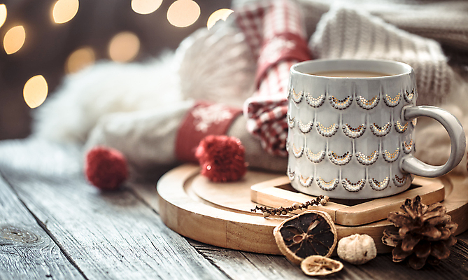 포토 JPG 해외이미지 겨울 실내 사람없음 아웃포커스 머그컵 스웨터 컵받침 오브젝트 보케 솔방울 감성 건과일 빛망울 나무쟁반 나무탁자 해외포토 계절 컨셉 상의 과일 탁자 건조 쟁반 촬영기법 내부 목재 컵 빛 받침대 파일형식 이미지허브